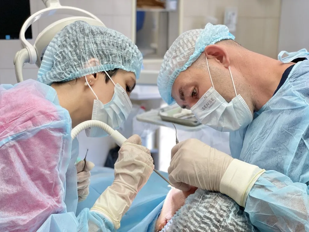 Стоматолог лечит пародонтоз